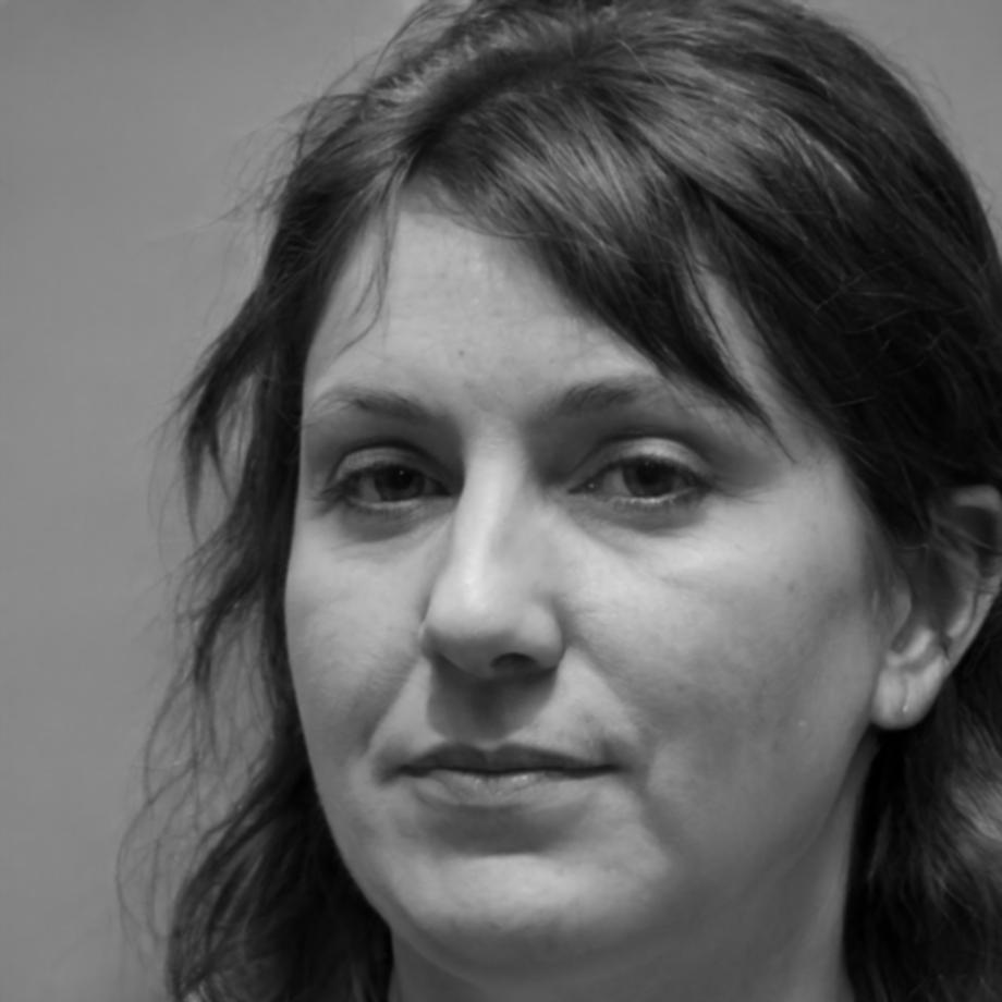 Ritratto di Valentina Rossi, esperta di illustrazione digitale